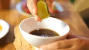 Làm nước sốt bơ chanh