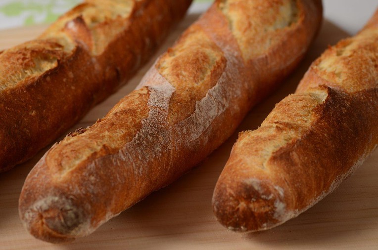 Ẩm thực Pháp - Đẳng cấp tinh hoa trong nền ẩm thực thế giới Baguette được xem như là biểu tượng của ẩm thực Pháp