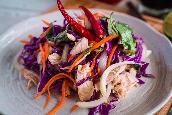 Các món ăn ngon ngày lễ 30/4 không thể bỏ qua Món gỏi gà bắp cải trộn làm ức gà không khô, khó ăn và cảm thấy ngán