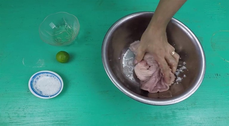 Các món ăn ngon ngày lễ 30/4 không thể bỏ qua Bước sơ chế bao tử vô cùng quan trọng để món ăn thơm ngon, không có mùi hôi