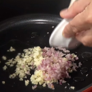 Phi vàng tỏi và hành tím