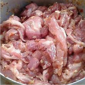 Ướp thịt dê xào lá lốt