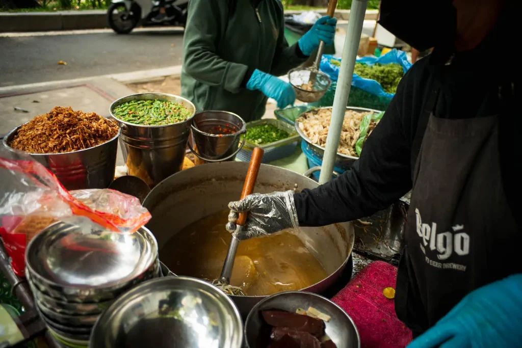 Hẻm Gems: Xe miến gà bình dân bao năm ‘cứu đói’ sinh viên Kiến Trúc