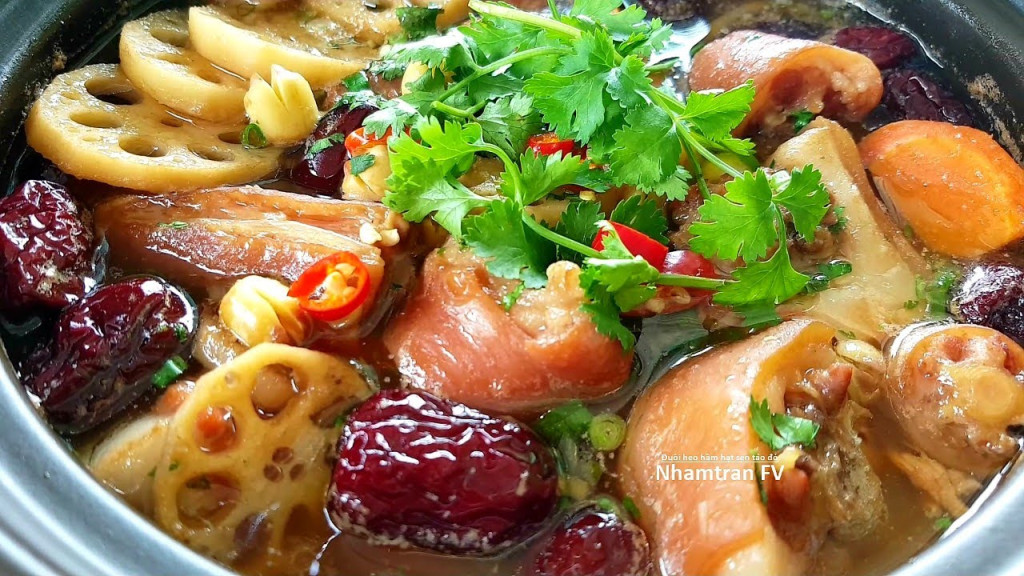 Đuôi heo hầm hạt sen