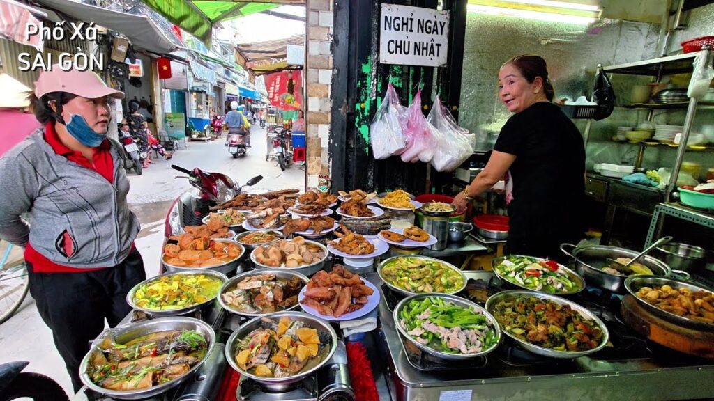 Độc đáo quán cơm ÔNG TÂY BÀ ĐẦM núp đường nhỏ xíu bán gần 40 món ngon, khách đông TỪ SÁNG TỚI TỐI 1765487199 maxresdefault